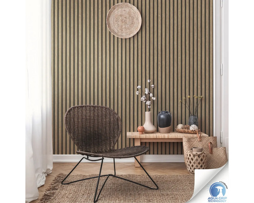 Wohnraum mit Wandpaneelen in Holzoptik, Stuhl und dekorativen Elementen