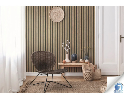 Wohnraum mit Holzpaneelwand, Stuhl und Dekoration