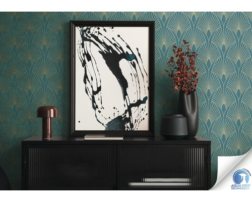 Dekoratives Interieur mit Kommode, Lampe, abstrakter Kunst, Vasen und gemusterter Tapete