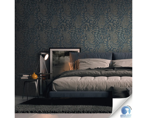 Chambre avec papier peint à motifs, lit, table de chevet et lampe