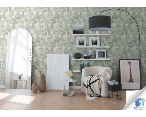 Intérieur décoratif avec papier peint à motif tropical, miroir et meubles