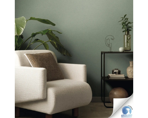 Salon avec papier peint intissé vert, fauteuil et table d''appoint