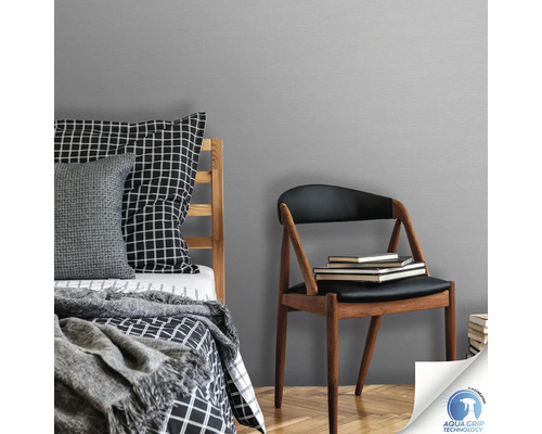 Chambre avec lit, chaise et papier peint intissé gris