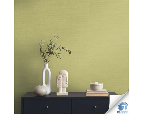 Texturtapete in einem Wohnraum mit Kommode und Dekorationsgegenständen