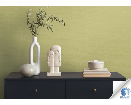 Nahaufnahme einer Kommode mit Dekoration und grüner Tapete