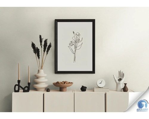 Nature morte décorative avec cadre, fleurs séchées, bougies et figurines sur une armoire.