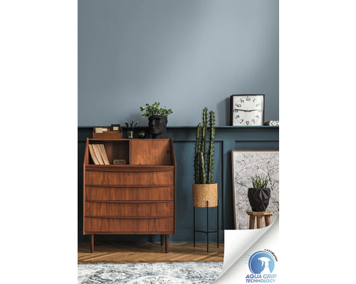 Wohnzimmer mit Holzsekretär, Kaktus im Topf und dekorativen Elementen