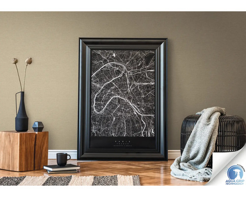 Dekorative Szene mit einem gerahmten Paris Stadtplanbild, einer Vase mit Blumen, einem Holzhocker, einem Getränk, Büchern, einem Teppich und einer Decke.