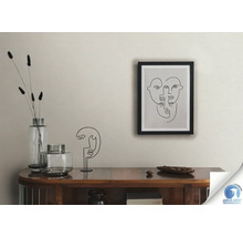 Wohnzimmer mit Kommode, Dekoration und gerahmtem Bild