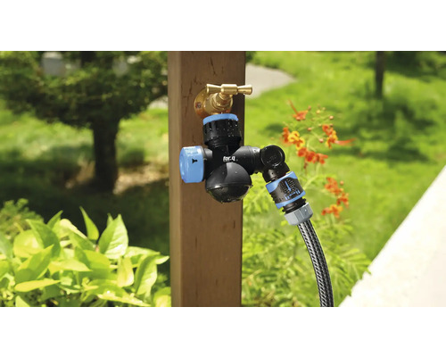 For_q Bewässerungsverteiler mit montiertem Gartenschlauch an einem Wasserhahn im Außenbereich
