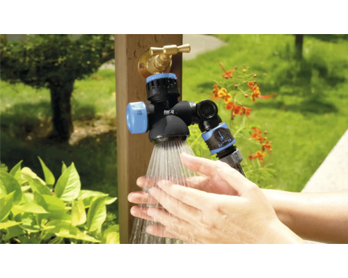 Gartenschlauchadapter mit Brausefunktion und Wasserstrahl in Benutzung