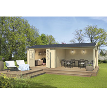 Holzgartenhaus mit Terrasse, Gartenmöbeln und Aussenbeleuchtung.