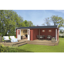 Gartenhaus mit Terrasse, Gartenmöbeln und offenen Türen.