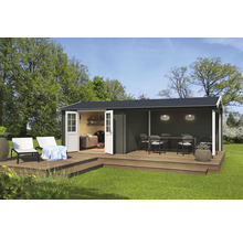 Gartenhaus mit Terrasse und Gartenmöbeln im Aussenbereich.