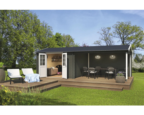 Gartenhaus Outdoor Life Amarillo inkl. Anbaudach mit Rückwand 730 x 388,5 cm graugrün Gartenhaus mit Terrasse und Gartenmöbeln im Aussenbereich.