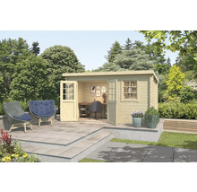 Abri de jardin en bois avec portes doubles ouvertes, fenêtre et coin salon dans le jardin.