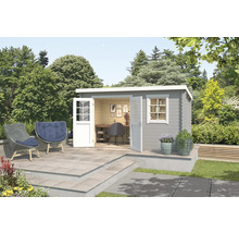 Garten mit Gerätehaus, Gartenmöbeln und Pflanzen