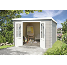 Gartenhaus mit geöffneten Doppeltüren, im Inneren ein Atelier mit Staffelei und Kunstbedarf.