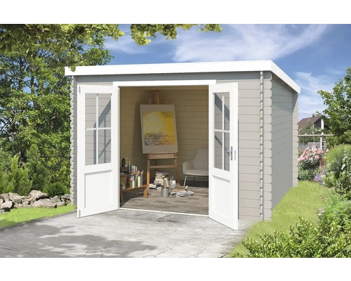 Gartenhaus Outdoor Life Atlanta 312 x 258,7 cm hellgrau Gartenhaus mit geöffneten Doppeltüren, im Inneren ein Atelier mit Staffelei und Kunstbedarf.