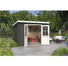 Gartenhaus mit geöffneten Doppeltüren, Regalen, Schubkarre und Fahrrad auf einer Terrasse