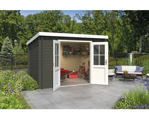 Gartenhaus Outdoor Life Atlanta 312 x 258,7 cm graugrün Gartenhaus mit geöffneten Doppeltüren, Regalen, Schubkarre und Fahrrad auf einer Terrasse