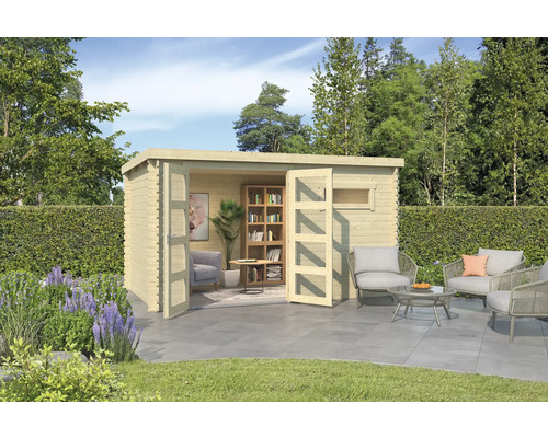 Gartenhaus Outdoor Life Augusta 400 x 254,9 cm natur Holzgartenhaus mit geöffneten Doppeltüren, Regalen und Gartenmöbeln auf der Terrasse