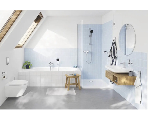 Badezimmer mit Badewanne, Dusche, Waschbecken, Toilette und Dachfenster.