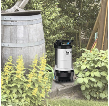 Gartenszene mit Regentonne und for_q Tauchpumpe