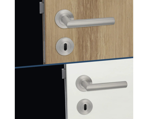 Türbeschläge aus Metall an zwei unterschiedlichen Türen