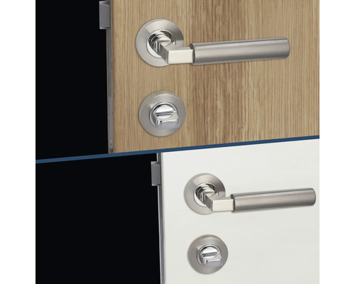 Türbeschläge aus Edelstahl an zwei Türen mit unterschiedlicher Oberfläche