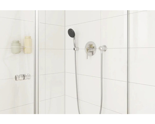 Duschkabine mit Duschkopf, Armatur und Seifenspender an der Wand