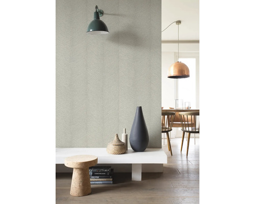 Pièce lumineuse avec papier peint à motifs, applique murale, décorations et coin repas en arrière-plan