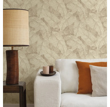 Vue d''une pièce avec papier peint à motifs de feuilles, lampe et canapé