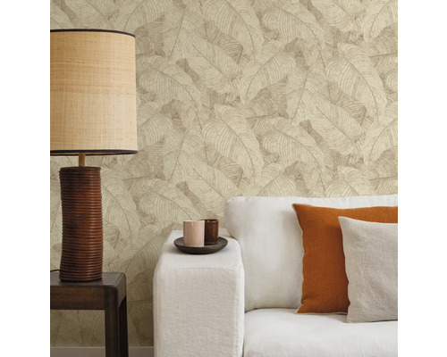 Vue d''une pièce avec papier peint à motifs de feuilles, lampe et canapé