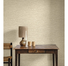 Pièce décorative avec papier peint beige à motifs rayés, table, chaise et lampe