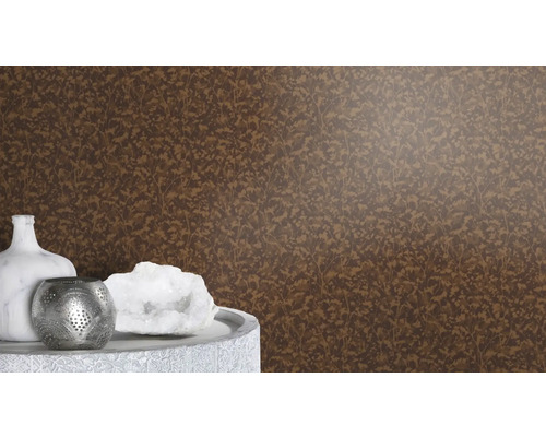 Dekorative Tapete mit floralem Muster an der Wand