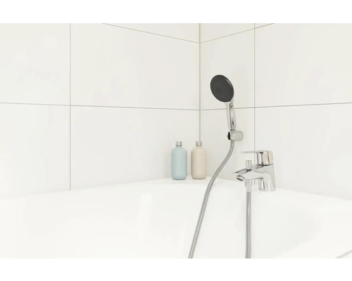 Salle de bain moderne avec douchette, robinet et deux bouteilles