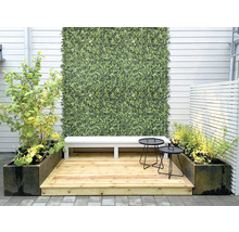 Espace extérieur aménagé avec banc, tables, plantations et plancher en bois