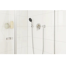 Robinet de douche avec douchette à main dans une cabine de douche carrelée