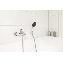 Photo d''une baignoire avec robinet et douchette à main sur fond de carrelage blanc