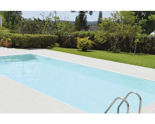 Schwimmbecken mit Leiter in einem Garten