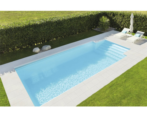 Rechteckiger Pool mit Treppe, umgeben von Rasen und Hecke