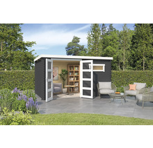 Modernes Gartenhaus mit geöffneten Türen und Gartenmöbeln auf der Terrasse