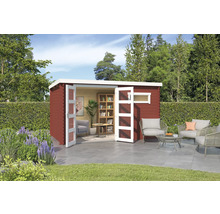 Gartenhaus mit geöffneten Doppeltüren, Fenstern und Gartenmöbeln auf einer Terrasse