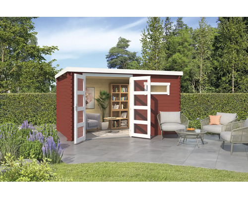 Gartenhaus Outdoor Life Augusta 400 x 254,9 cm schwedischrot Gartenhaus mit geöffneten Doppeltüren, Fenstern und Gartenmöbeln auf einer Terrasse