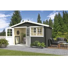 Modernes Gartenhaus mit geöffneten Doppeltüren, Fenster und Gartenmöbeln auf einer Terrasse