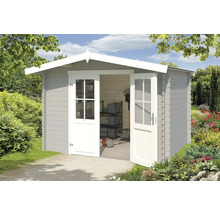 Gartenhaus mit geöffneten Doppeltüren, Rasentrimmer und Regal im Inneren