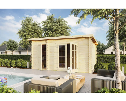 Abri de jardin Outdoor Life Belmont 2 avec plancher 465 x 318,9 cm naturee Abri de jardin en bois avec porte double et porte simple à côté d''une piscine et de mobilier de jardin.