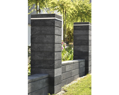 Vue de jardin avec poteaux de clôture en béton