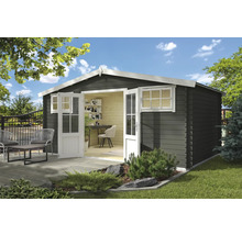 Gartenhaus mit geöffneter Doppeltür, Fenster und Terrasse mit Gartenmöbeln